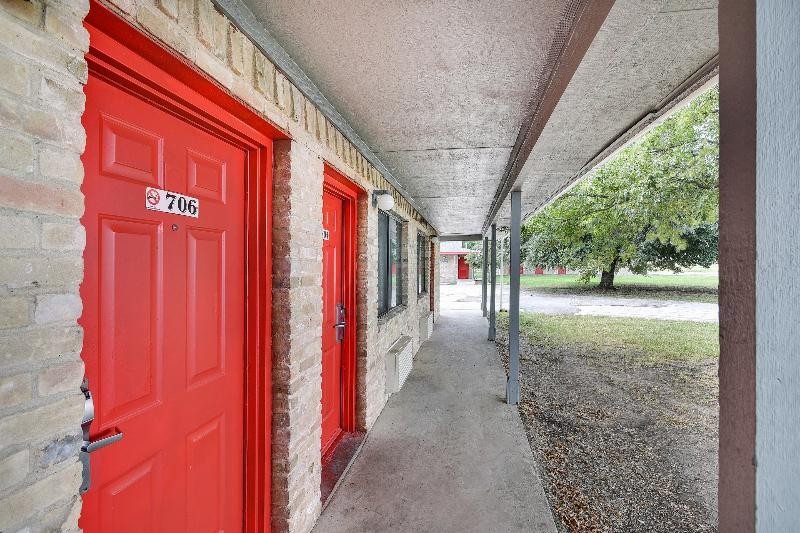 Americas Best Value Inn Lockhart TX (ex OYO Hotel) 18/40