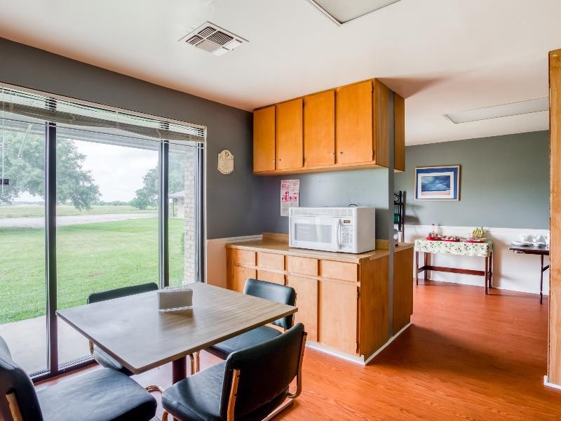 Americas Best Value Inn Lockhart TX (ex OYO Hotel) 23/40