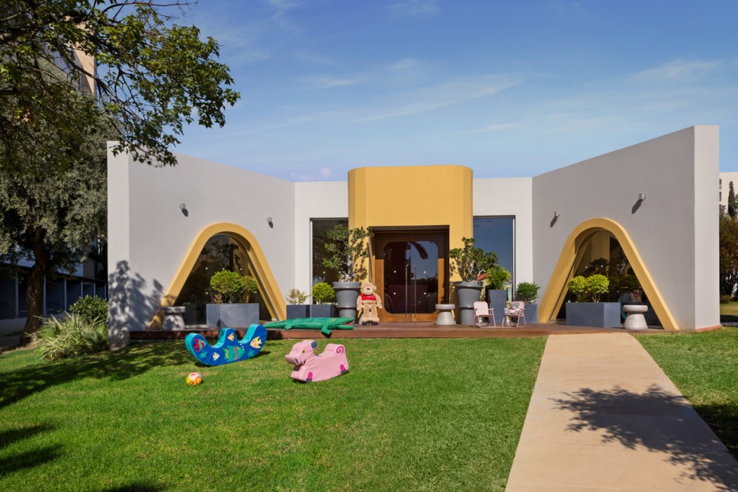 Mediterranean Beach Hotel 36/71