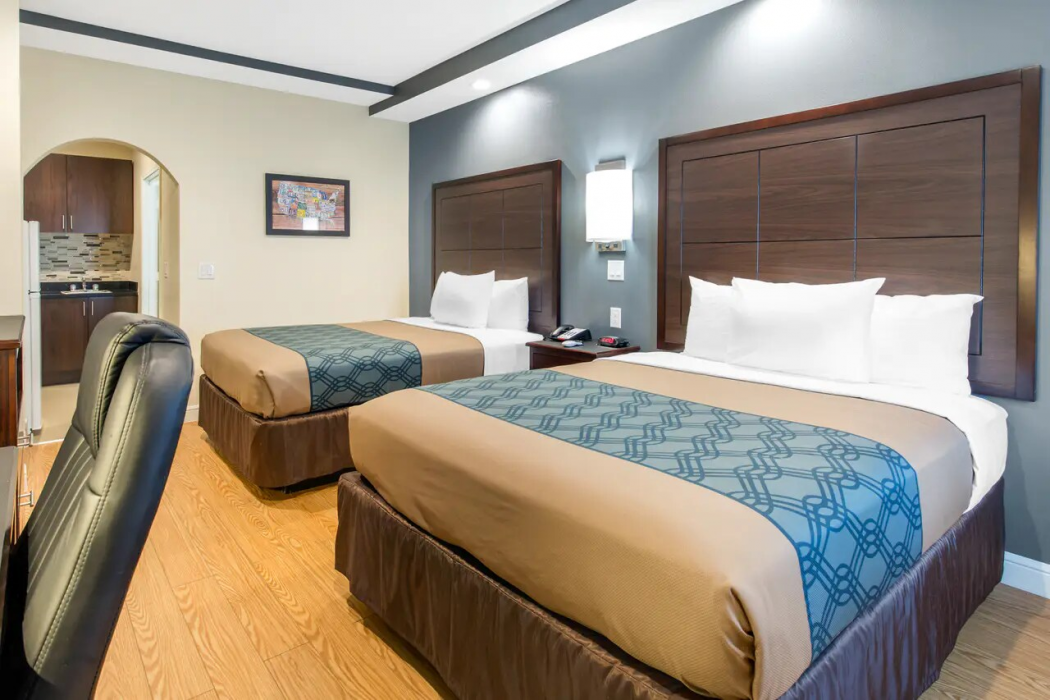 Red Star Inn & Suites Willowbrook 12/21