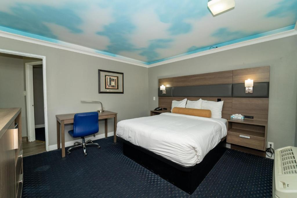Hollywood Palms Inns & Suites 10/56