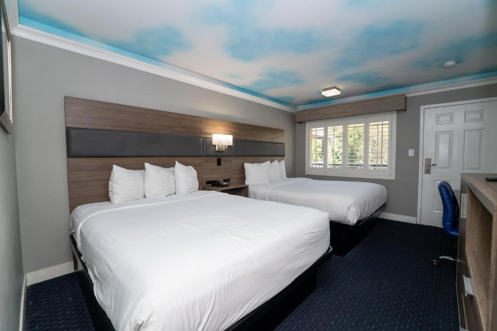 Hollywood Palms Inns & Suites 8/56
