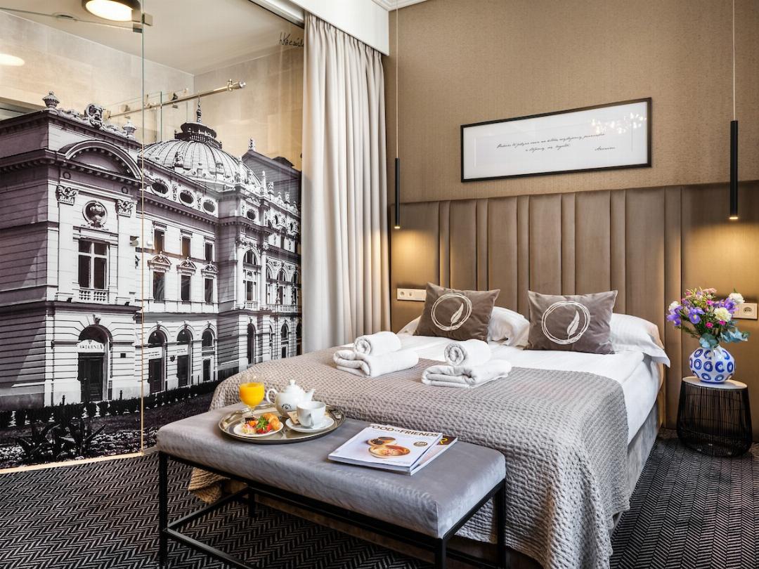 DOUBLE ROOM