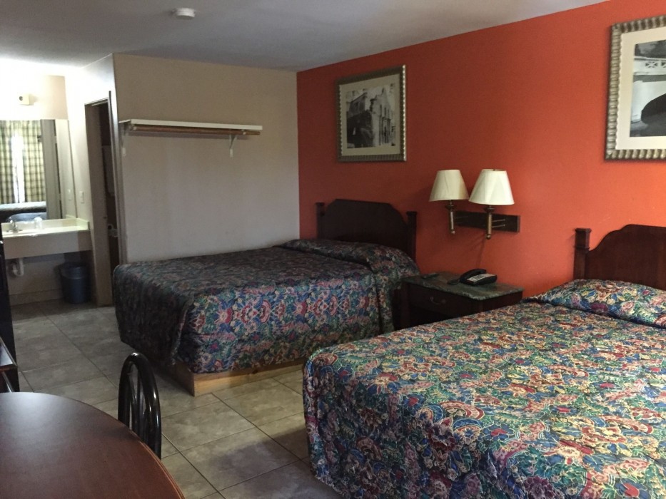 Deluxe Inn Airport 6/26