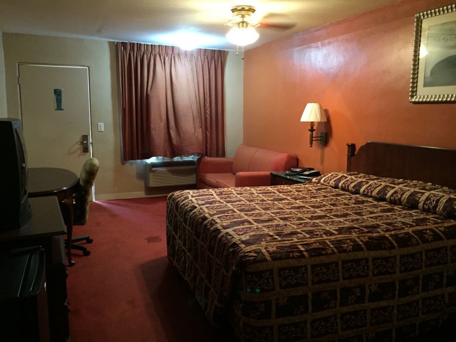 Deluxe Inn Airport 8/26