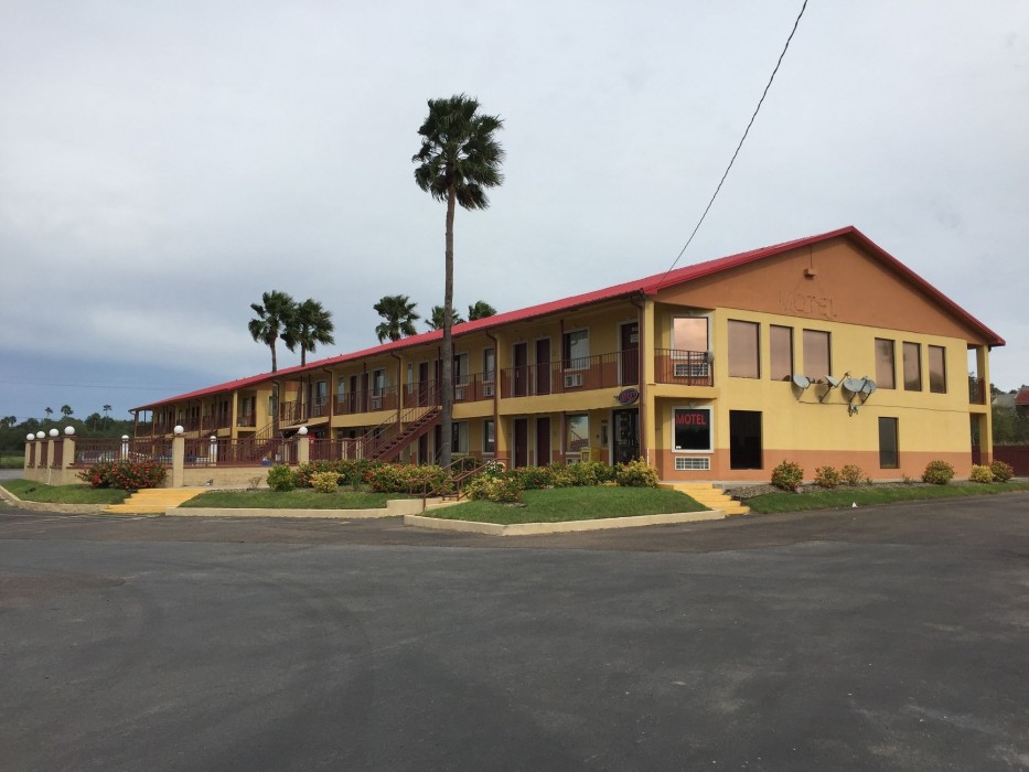 Deluxe Inn Airport 12/26