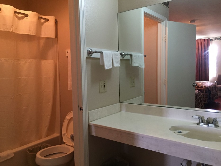 Deluxe Inn Airport 10/26