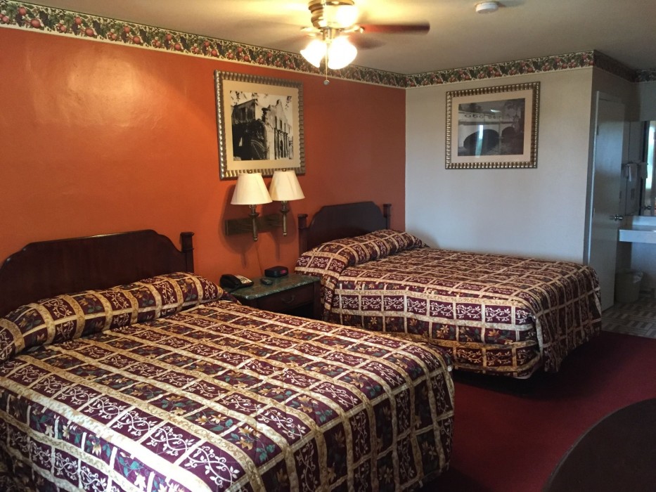 Deluxe Inn Airport 13/26