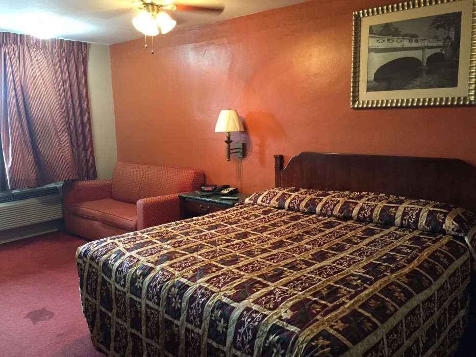 Deluxe Inn Airport 11/26