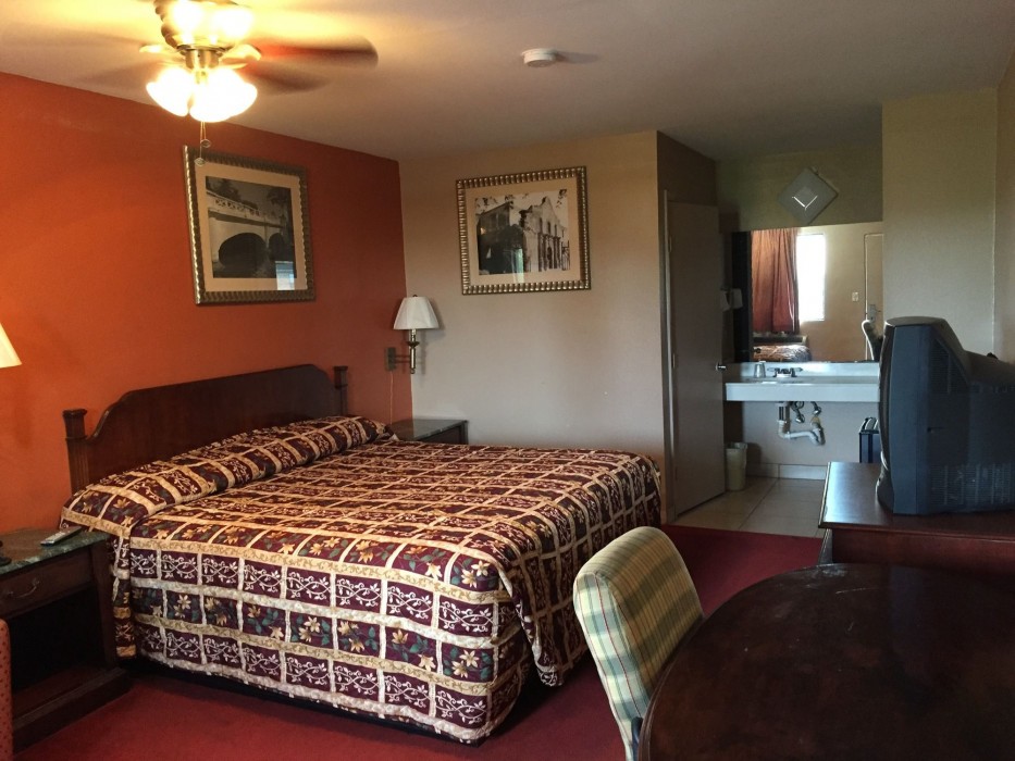 Deluxe Inn Airport 4/26