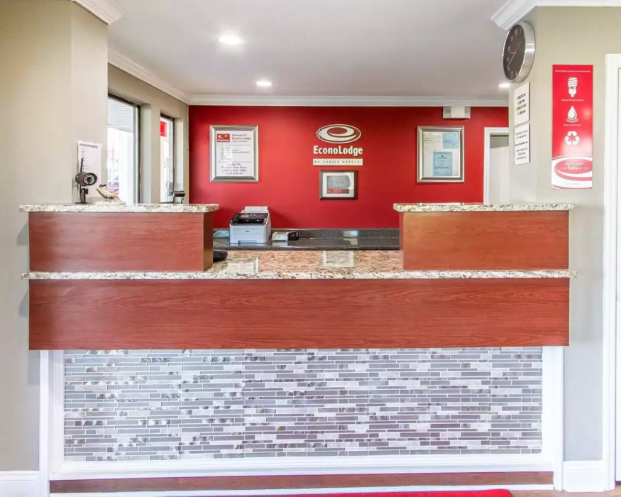 Econo Lodge Lanett, AL 3/37