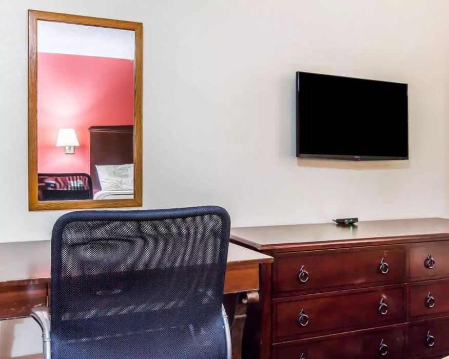 Econo Lodge Lanett, AL 15/37