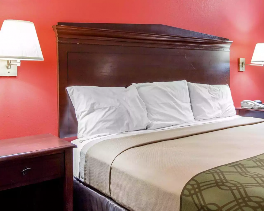 Econo Lodge Lanett, AL 11/37