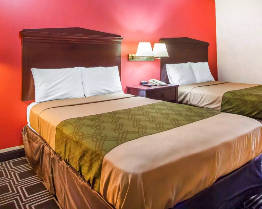 Econo Lodge Lanett, AL 21/37