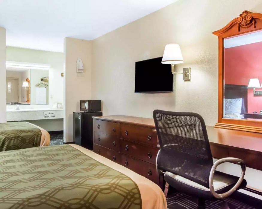 Econo Lodge Lanett, AL 19/37