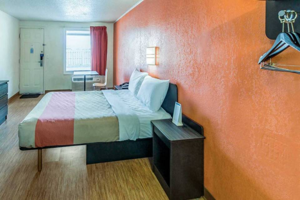 Motel6 Kalamazoo, MI 12/39