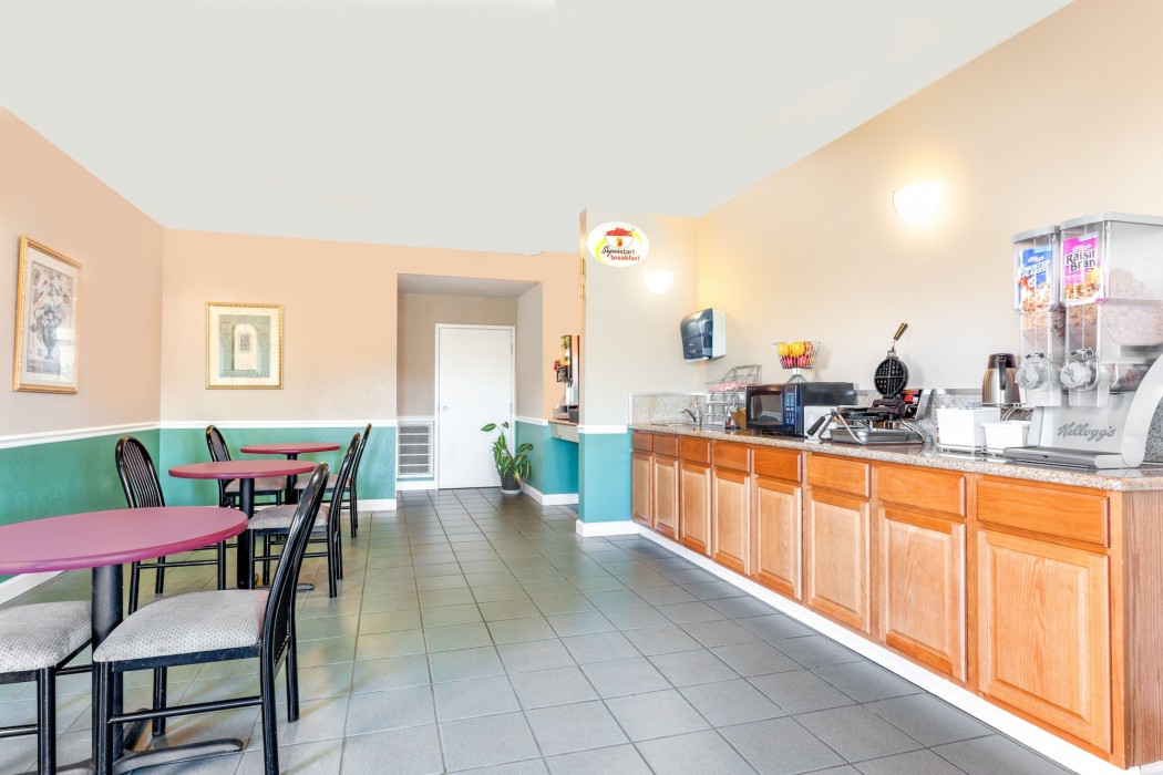 Super 8 By Wyndham Madison/Ridgeland Area 36/58
