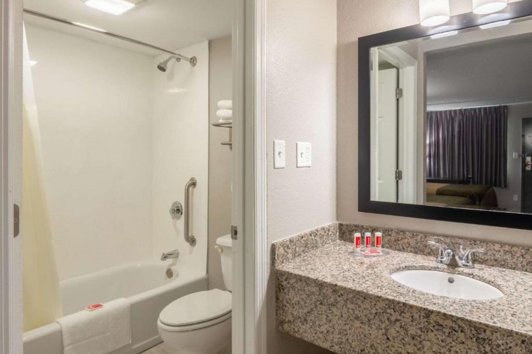 Econo Lodge East Ridge 34/36