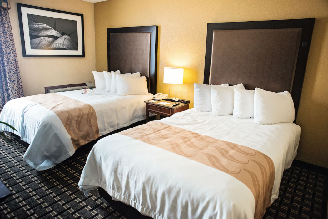 Ramada by Wyndham New Kensington 2/8
