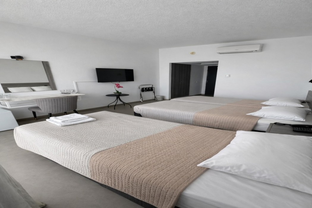 Navarria Hotel 11/50