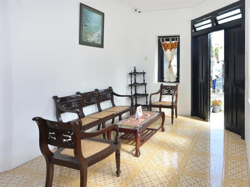OYO 634 Elga Sastro Inn Syariah 9/24