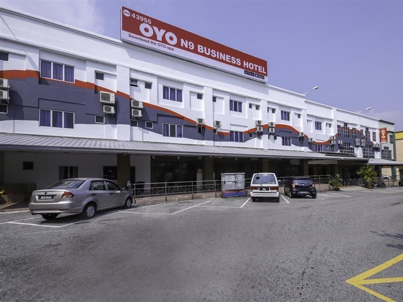 OYO 43955 N9 Business Hotel 17/27