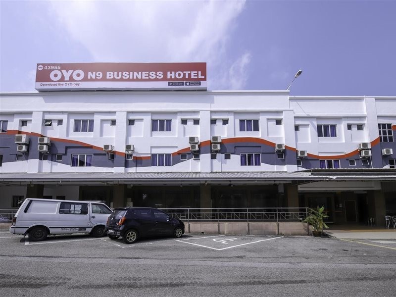 OYO 43955 N9 Business Hotel 18/27