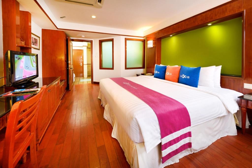 DELUXE WATER CHALET