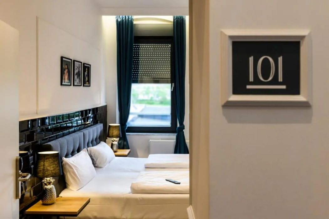 Nikii Hotel 11/59