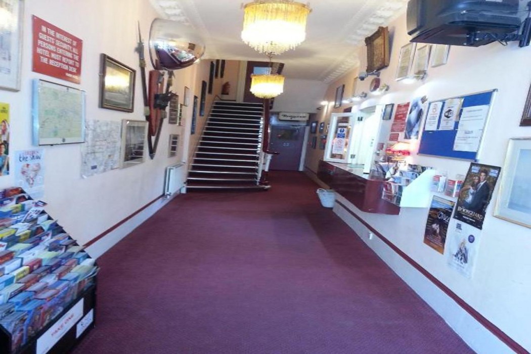 Manor Hotel 4/58