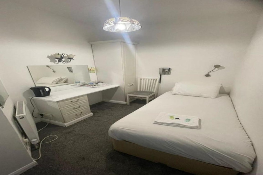 Manor Hotel 5/58