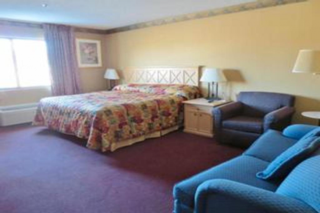 Days Inn & Suites by Wyndham Caseyville 8/20