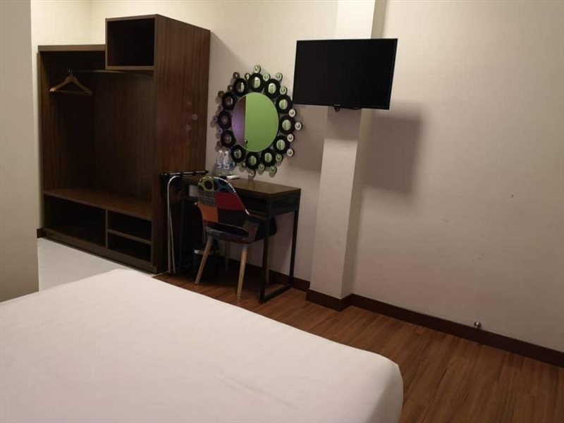 W Hotel Cemerlang 27/37