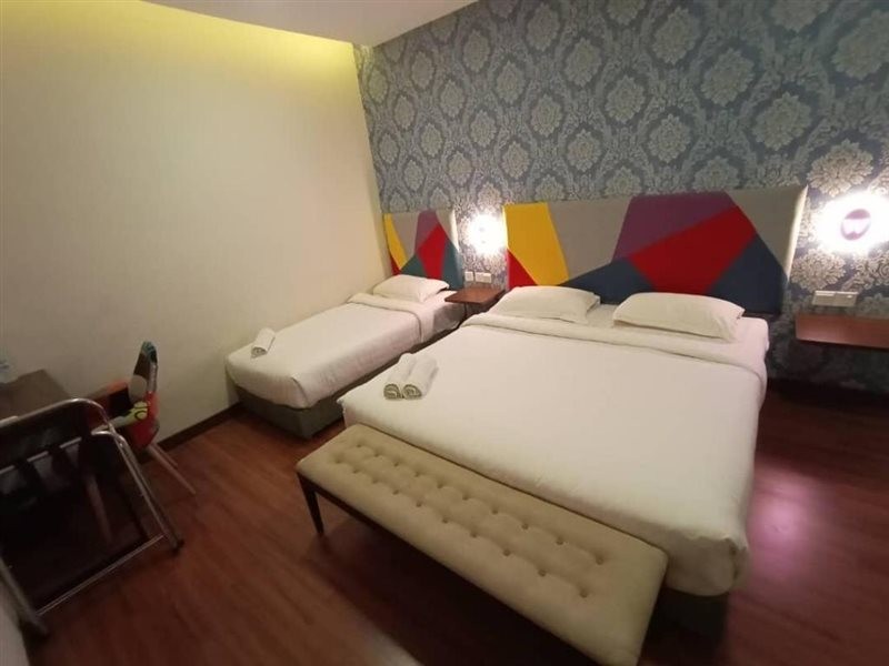 W Hotel Cemerlang 18/37