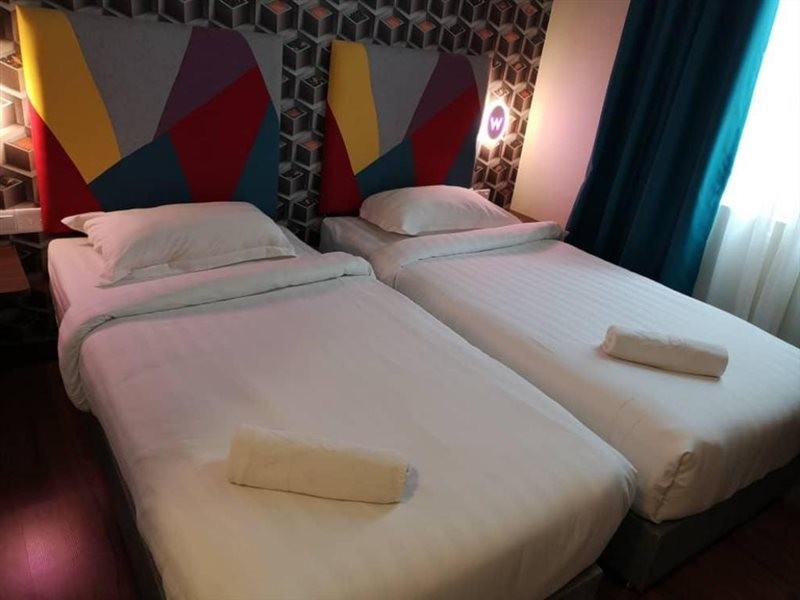 W Hotel Cemerlang 23/37