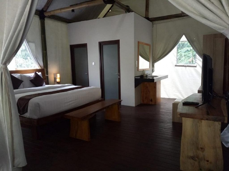 Maribaya Glamping Tent 4/22