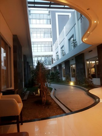 Sutan Raja Hotel & Convention Palu 6/23