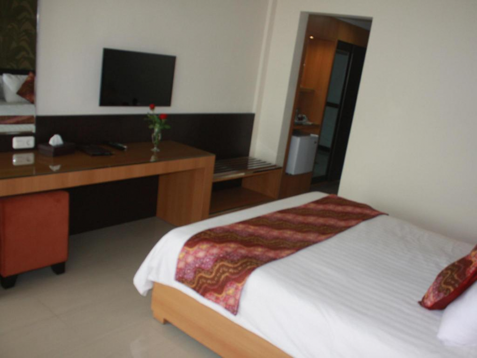 Crown Hotel Tasikmalaya 11/54