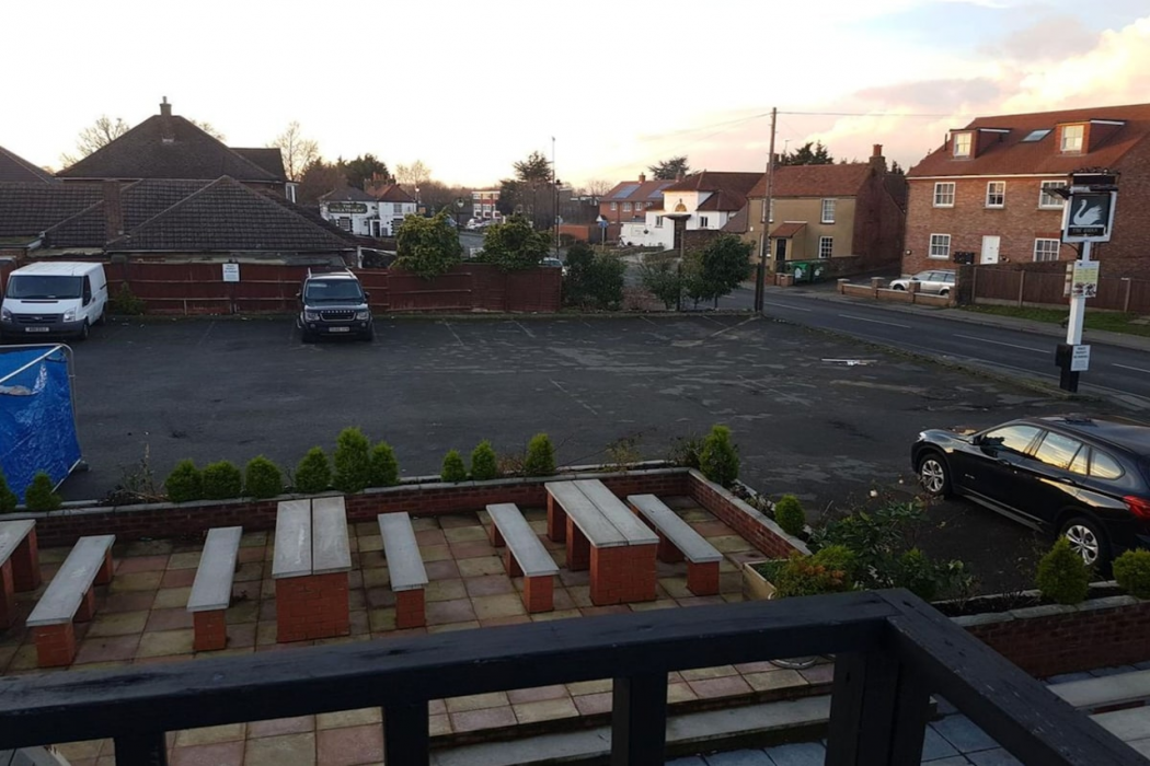 OYO Swan Inn, Heathrow Airport in STAINES