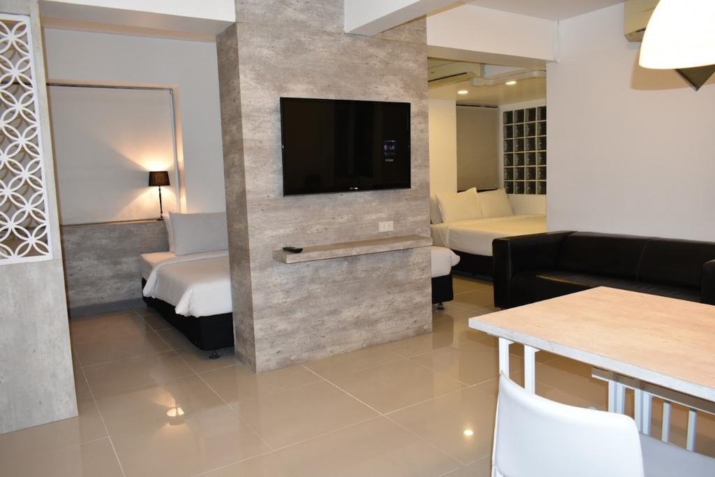 Loyy Hotel 11/53