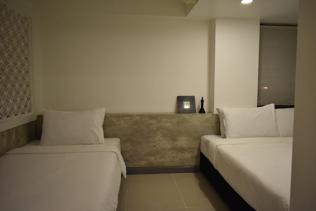 Loyy Hotel 12/53