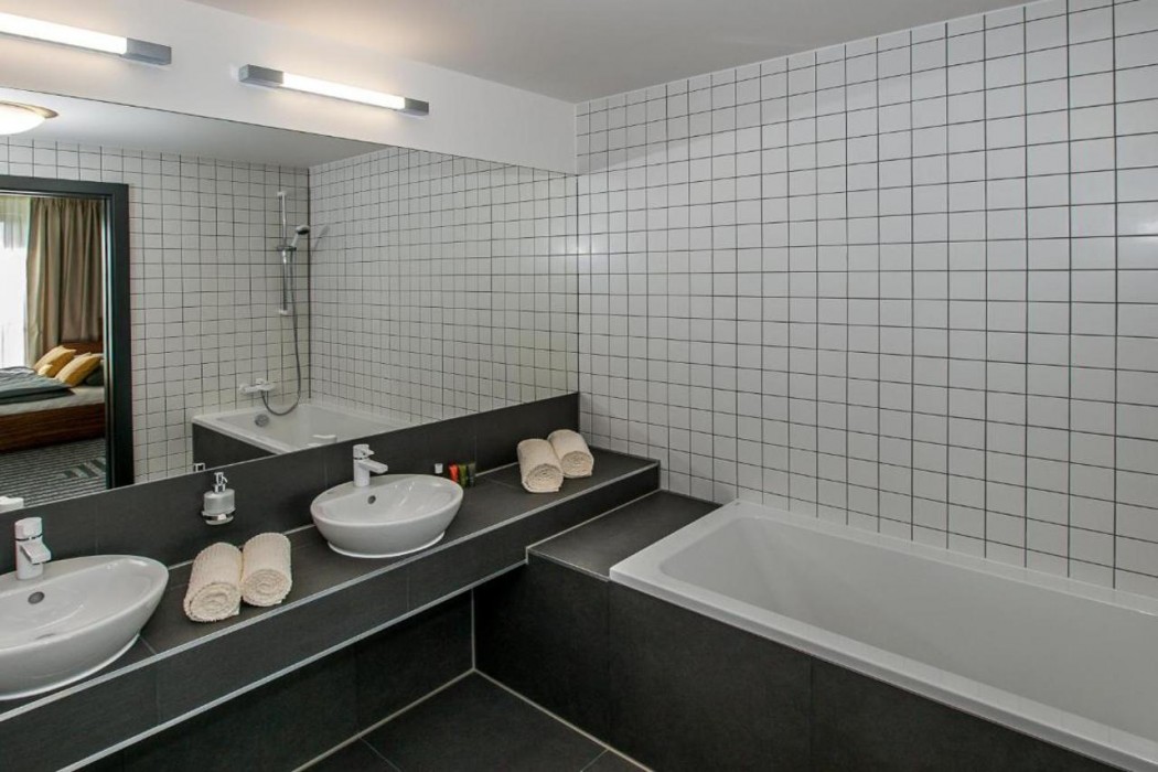 Hotel 99 12/61