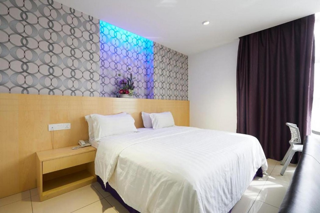 East Sun Hotel by ZUZU 46/91