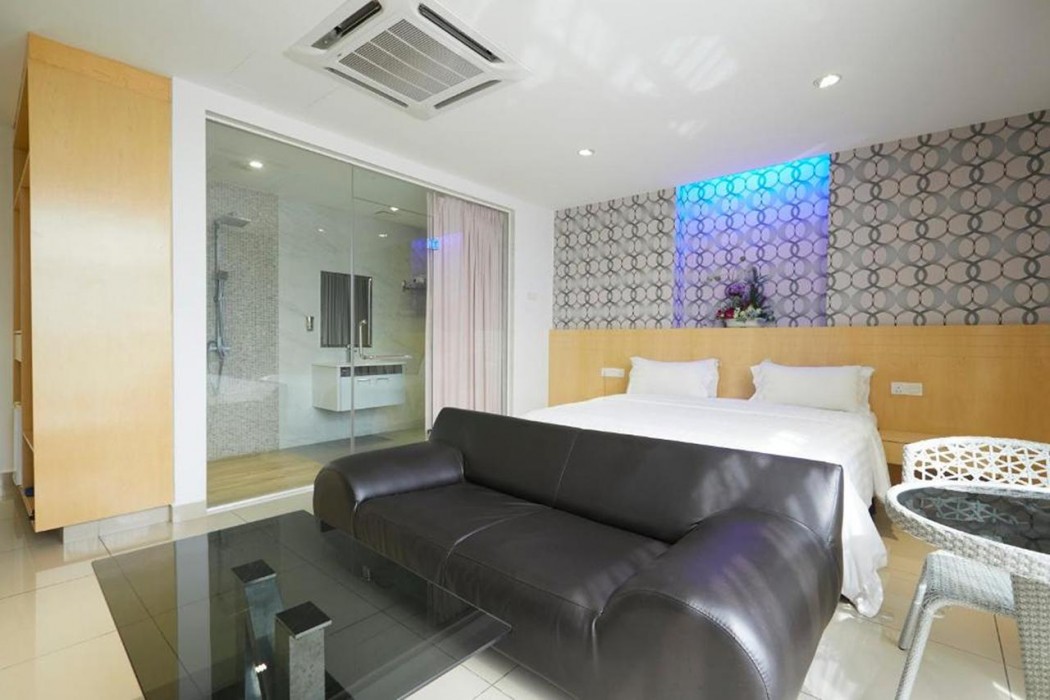 East Sun Hotel by ZUZU 27/91