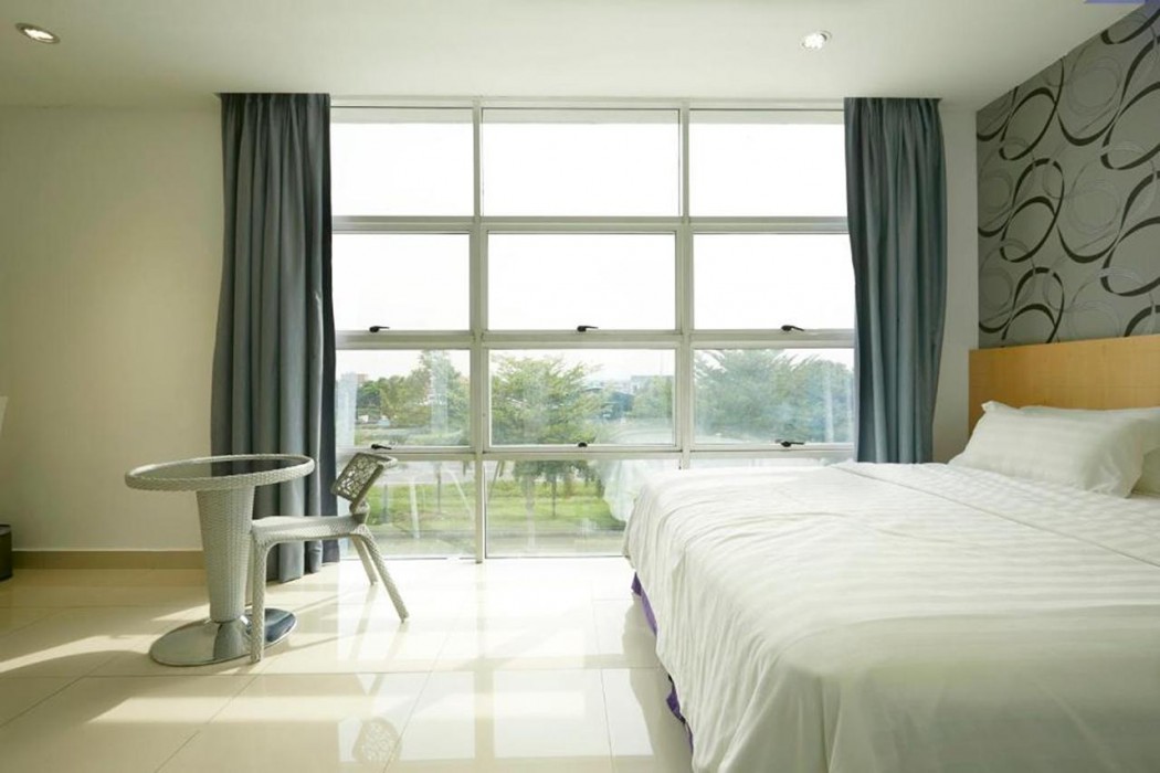 East Sun Hotel by ZUZU 23/91