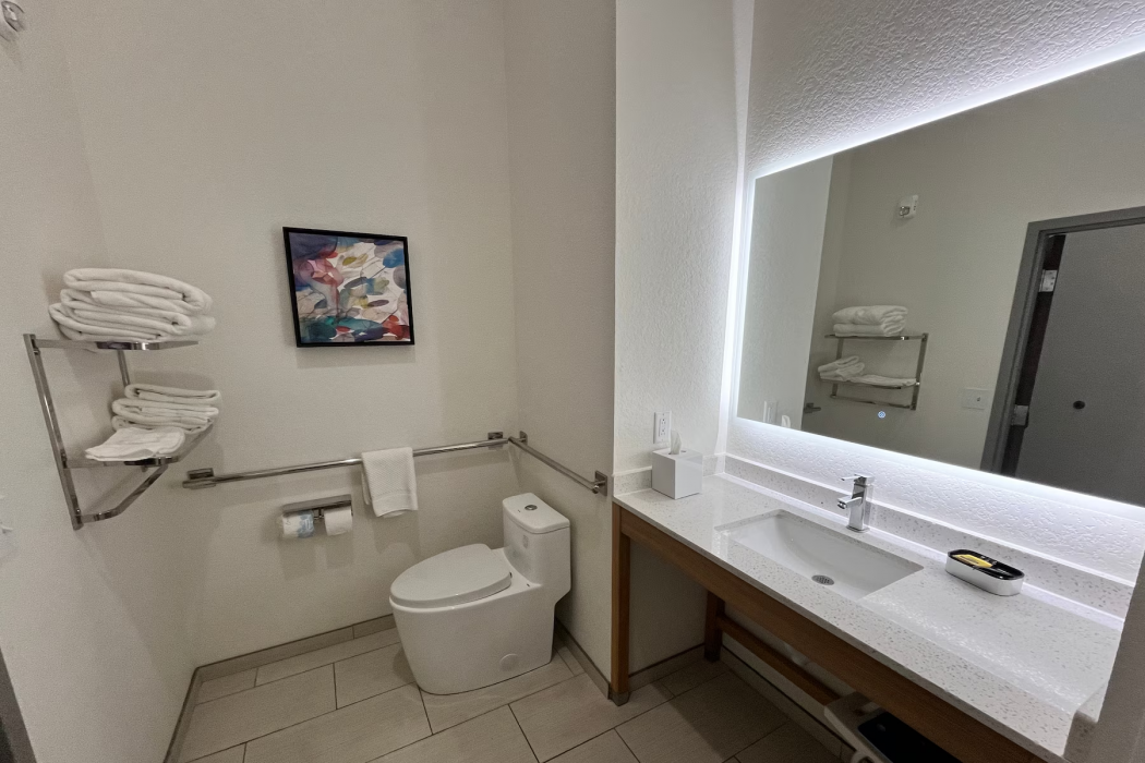 La Quinta Inn & Suites by Wyndham Coralville Iowa City 14/47