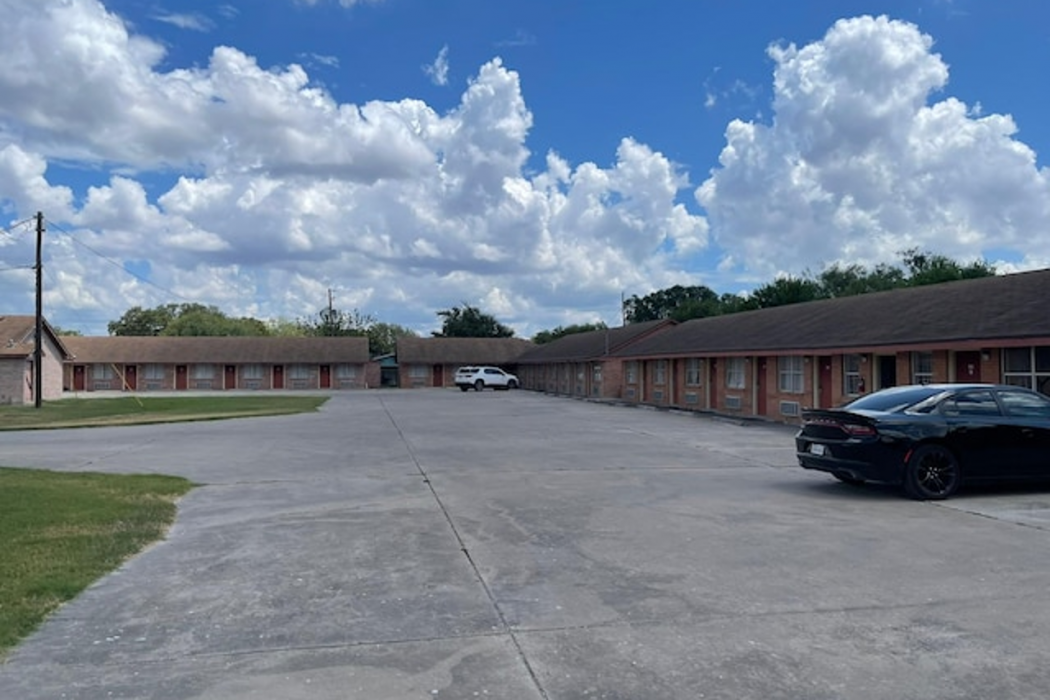 Lakeside Inn & Suites by OYO Mathis I 37 13/16