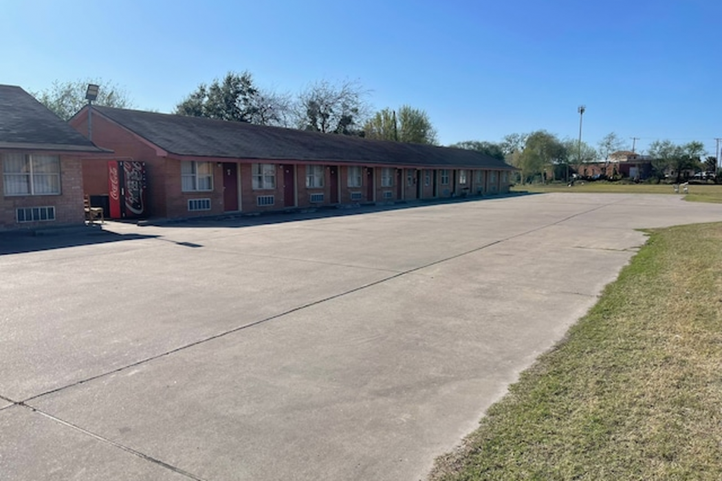 Lakeside Inn & Suites by OYO Mathis I 37 11/16