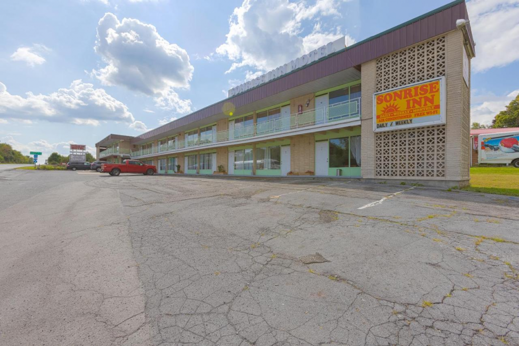 Sonrise Inn Lincoln Hwy By OYO in BREEZEWOOD - PA