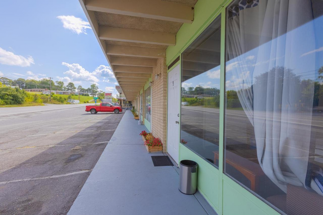 Sonrise Inn Lincoln Hwy By OYO 48/57